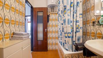 Bathtub, hair dryer, towels