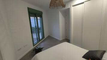 3 slaapkamers, een strijkplank/strijkijzer, gratis wifi, beddengoed