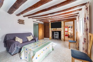 TV, fireplace, stereo