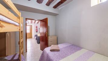 2 bedrooms, iron/ironing board, free WiFi, bed sheets