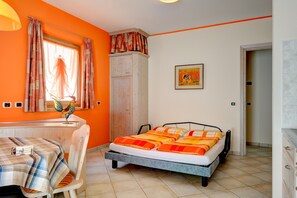 Une chambre à coucher avec un lit, un bureau et une chaise.