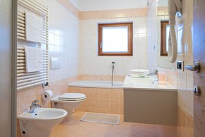 Tina, amenidades de baño gratuitas, secadora de cabello, toallas 