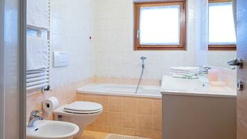 Badkar, hårtork och handdukar