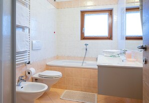 Bathtub, free toiletries, hair dryer, towels
