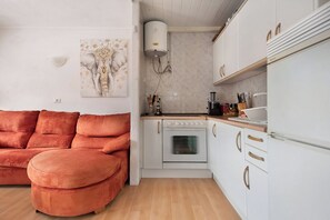 Een koelkast, een microgolfoven, een oven, een kookplaat