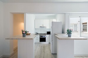 Fridge, microwave, oven, stovetop - Vacation Home 'Apartment City Lounge' with Wi-Fi & Balcony (Santa Cruz de Tenerife)