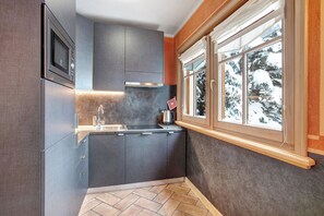 Réfrigérateur, micro-ondes, plaque de cuisson, lave-vaisselle