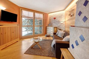 TV, fireplace, DVD player, streaming services