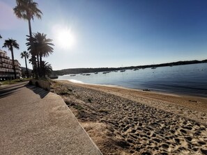 Una spiaggia nelle vicinanze