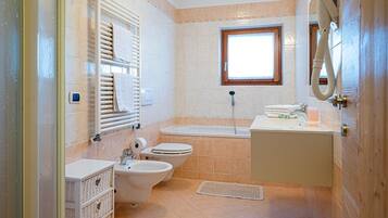 Een bad, gratis toiletartikelen, een haardroger, handdoeken