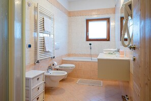 Een bad, gratis toiletartikelen, een haardroger, handdoeken