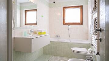 Badewanne, Haartrockner, Handtücher