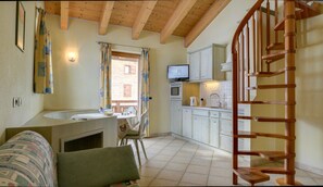 TV - Apartment Giobbe Bait Giobbe with Mountain View, Balcony & Wi-Fi (Livigno)