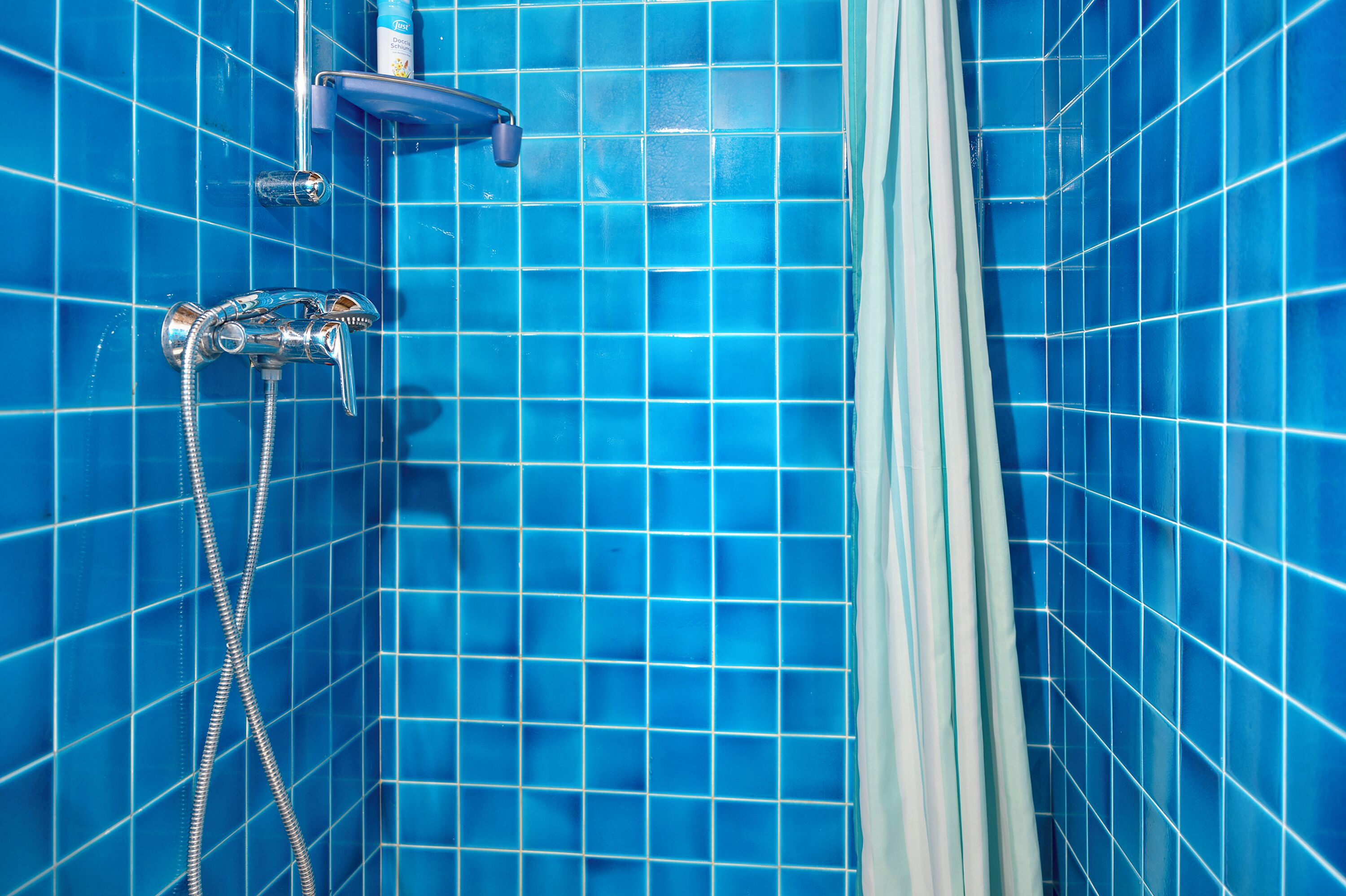 Dusj, hårføner og håndklær