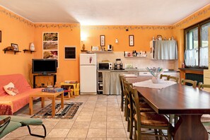 Interior - Vacation Home 'Casa Vacanze il Ginepro' with Garden & Wi-Fi (SINIO)