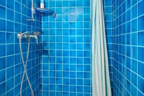 Douche, séchoir à cheveux, serviettes fournies