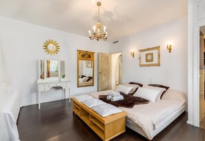 7 bedrooms, iron/ironing board, free WiFi, bed sheets