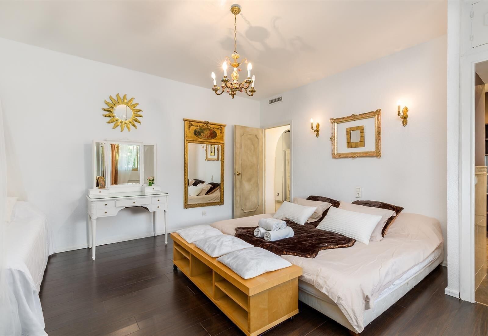 7 soverom, strykejern/-brett, wi-fi (inkludert) og sengetøy