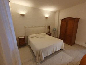 2 slaapkamers, een strijkplank/strijkijzer, gratis wifi, beddengoed