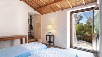 2 soverom, strykejern/-brett og sengetøy