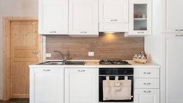 Kjøleskap, ovn, kokeplater og oppvaskmaskin