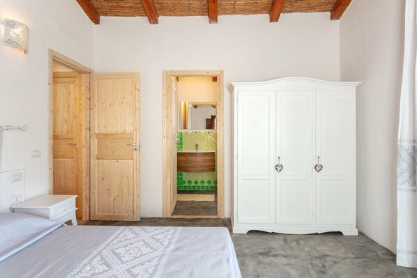 2 makuuhuonetta, silitysrauta/-lauta, vuodevaatteet