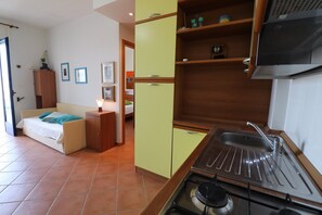 1 habitación, tabla de planchar con plancha, wifi gratis y ropa de cama 