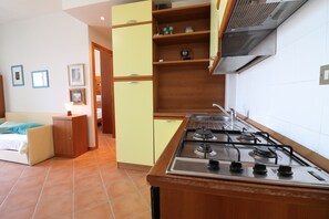 Refrigerador, horno, parrilla de estufa y periquera 
