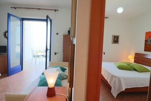 1 habitación, tabla de planchar con plancha, wifi gratis y ropa de cama 