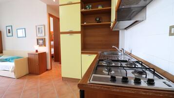 Kühlschrank, Ofen, Herdplatte, Hochstuhl