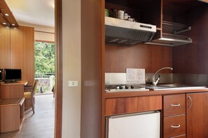 Kühlschrank, Herdplatte, Kochgeschirr/Geschirr/Besteck