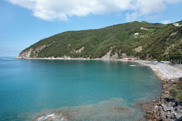 Una spiaggia nelle vicinanze