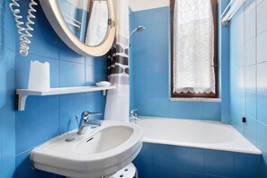 Bathtub, hair dryer, towels - Apartment Monolocale Moneglia 24 close to the Beach with Shared Pool & Wi-Fi (Moneglia)