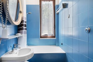 Baignoire, sèche-cheveux, serviettes fournies