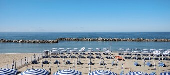 Studio Apartment Moneglia 35 near the beach with shared pool and Wi-Fi