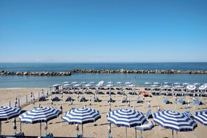 Una spiaggia nelle vicinanze