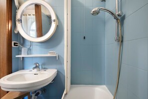Een bad, gratis toiletartikelen, een haardroger, handdoeken