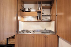 Kühlschrank, Herdplatte, Kochgeschirr/Geschirr/Besteck