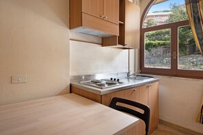 Frigorifero, piano cottura, pentole/stoviglie/utensili