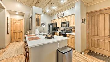 Fridge, microwave, stovetop, dishwasher