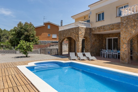 Pool. Pet-Friendly Holiday Home "Villallop" with Mountain View, Pool & Wi-Fi