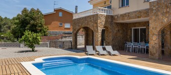 Pet-Friendly Holiday Home "Villallop" with Mountain View, Pool & Wi-Fi