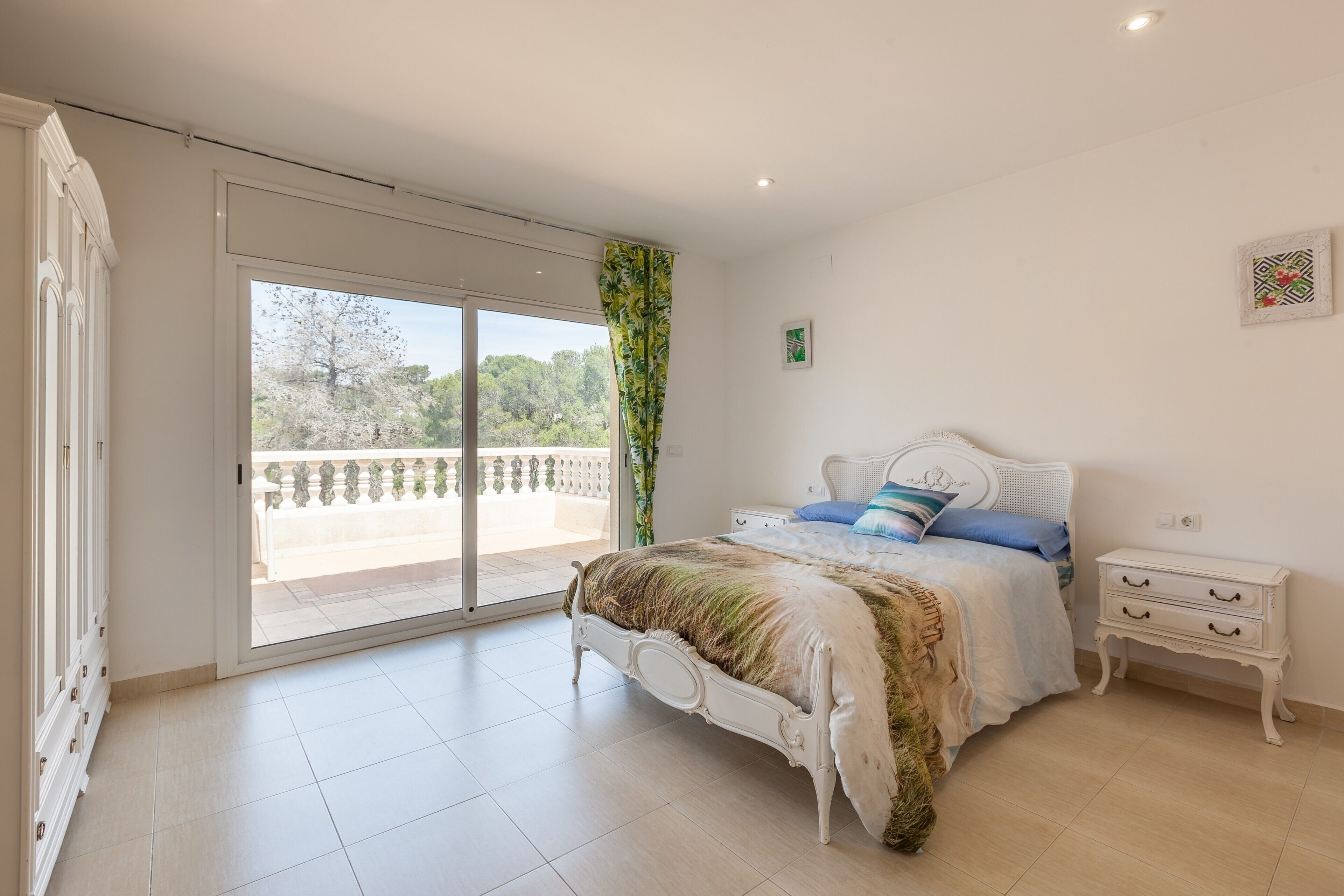 5 bedrooms, iron/ironing board, free WiFi, bed sheets