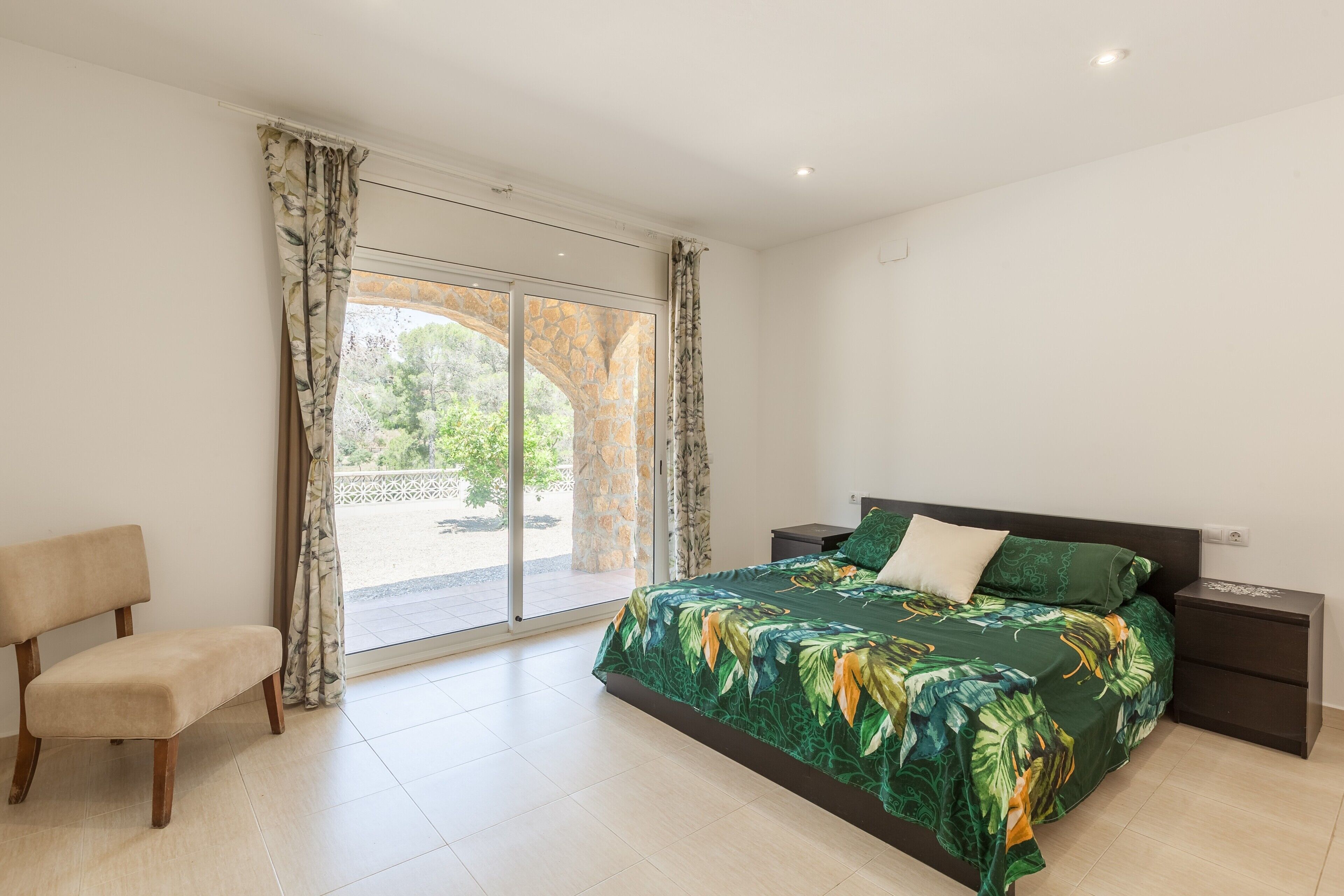 5 bedrooms, iron/ironing board, free WiFi, bed sheets