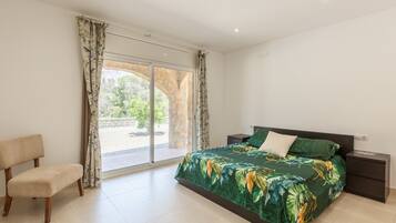 5 bedrooms, iron/ironing board, free WiFi, bed sheets