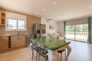 Interior - Pet-Friendly Holiday Home "Villallop" with Mountain View, Pool & Wi-Fi (Olivella)