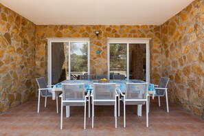 Outdoor dining - Pet-Friendly Holiday Home "Villallop" with Mountain View, Pool & Wi-Fi (Olivella)