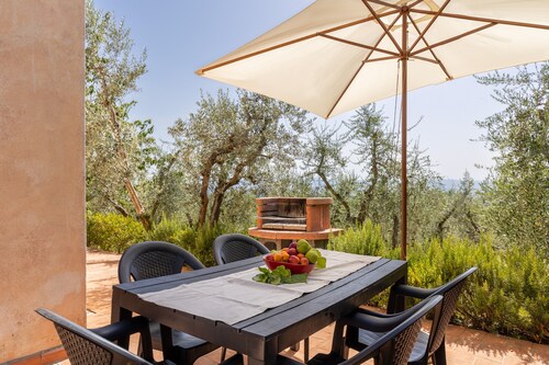 Vernaccia Country House - Agriturismo Apartment with Pool, Garden & Wi-Fi