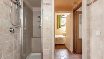 Douche, sèche-cheveux, serviettes fournies
