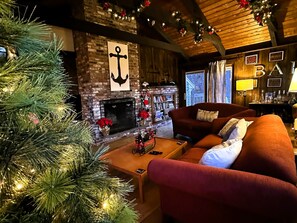 Una Smart TV, una chimenea, libros, una impresora